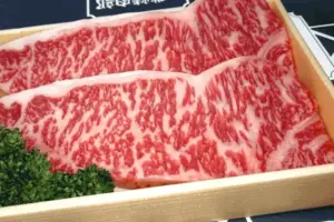 サーロインステーキ(写真は200gが2枚です)